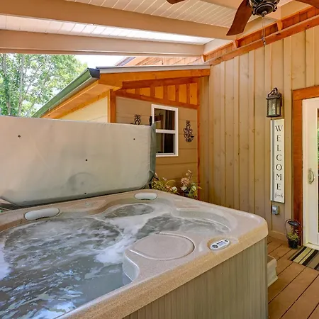 Charming Hiawassee Tiny Home With Hot Tub And Views!